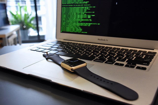 Hodinky leží na klávesnici notebooku.jpg