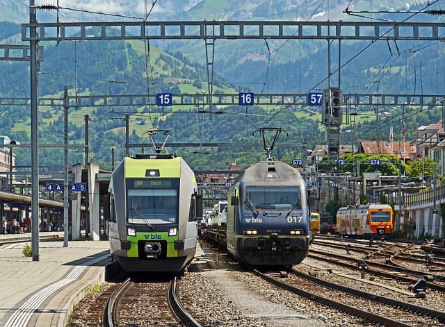 dva míjející se vlaky na nádraží